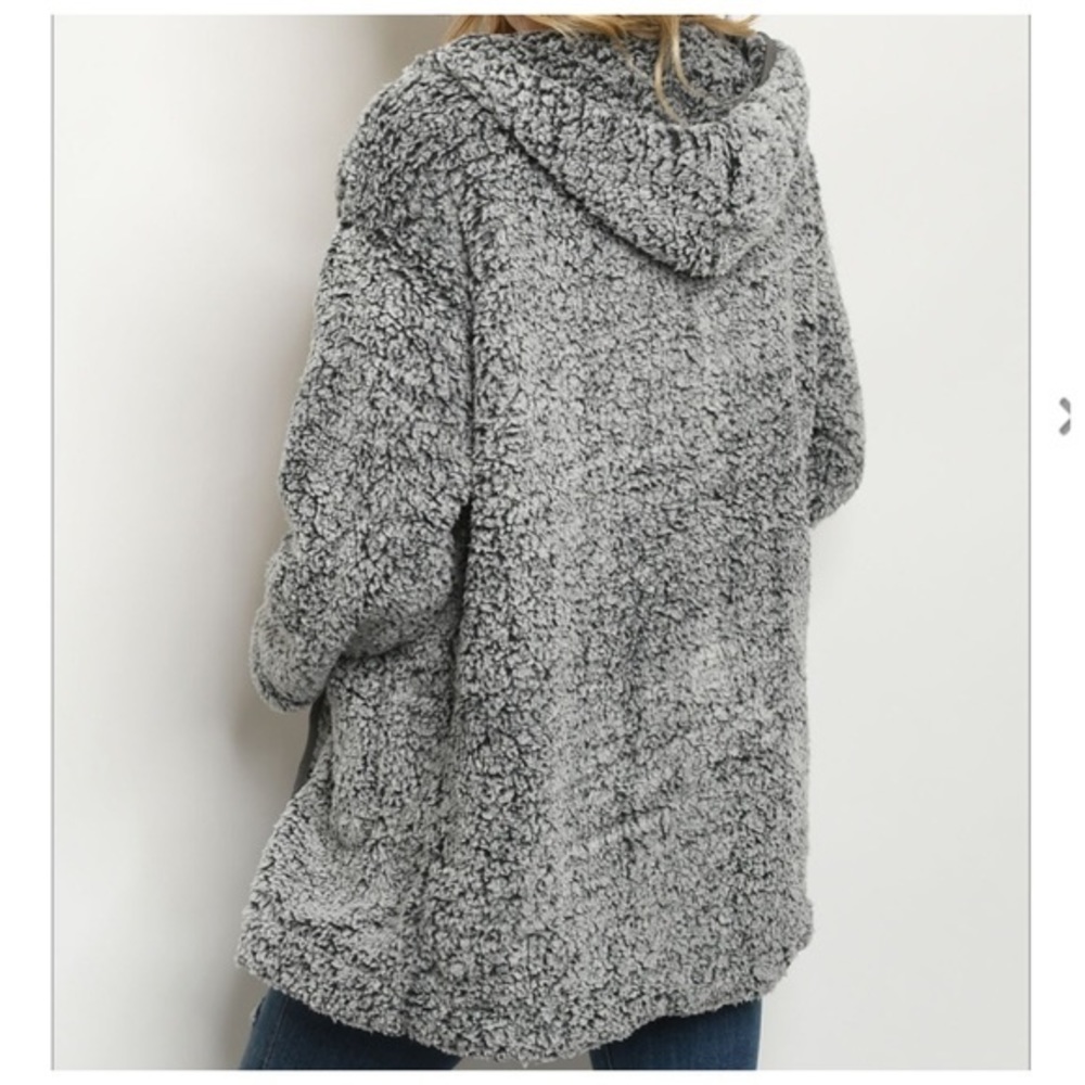 🆕Black/off black cozy sweater. - Picture 3 of 4